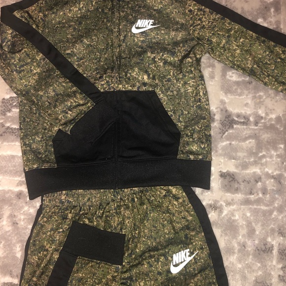 3T toddlers Nike tracksuit worn only once perfect condition - Picture 1 of 5